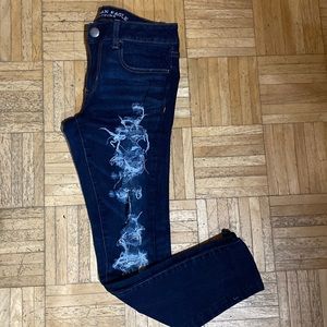 Distressed American eagle jeans in a size 4 short.